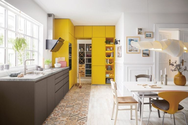 braune Küche mit gelben Hochschränken