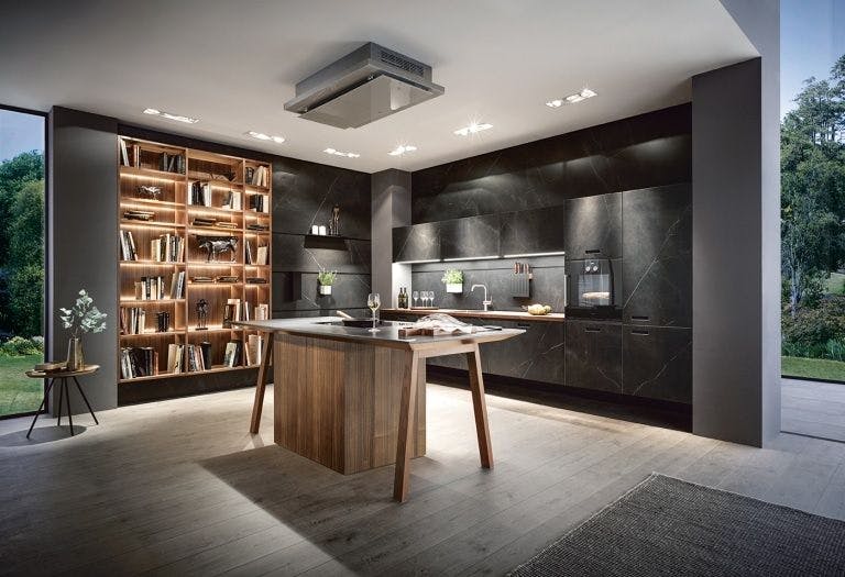 graue Küche mit Kochtisch