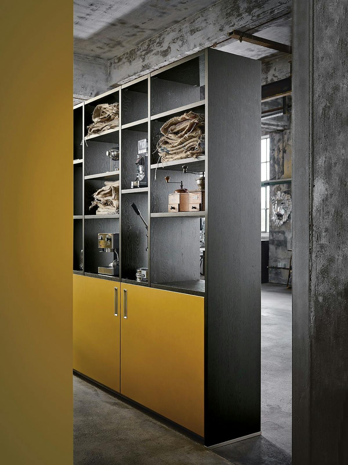 gelbe Küche mit Küchenregal